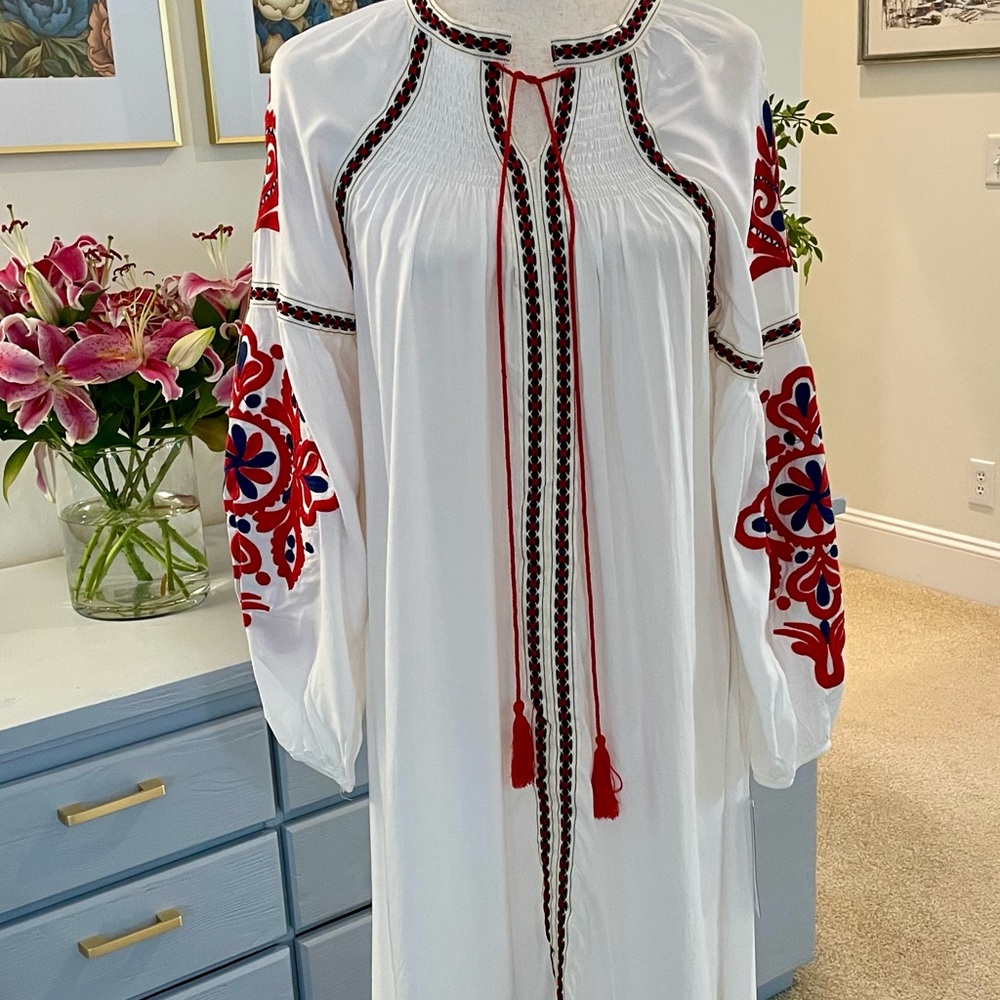 NWT Women’s loose fit, white embroidered Kaftan.